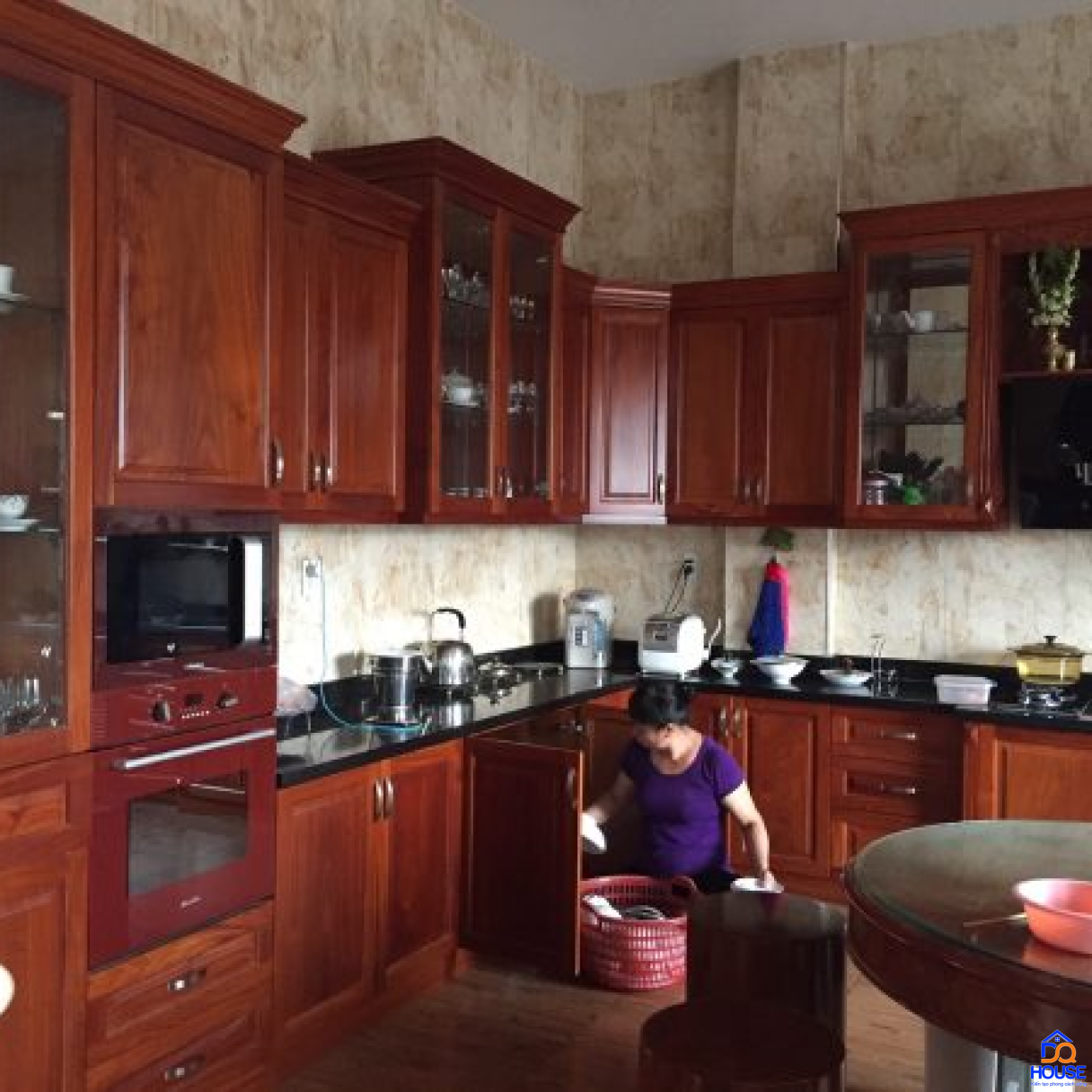 Tủ bếp gỗ gõ đỏ hiện đại 14